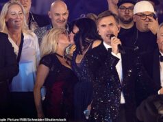 Samantha Fox beija sua esposa Linda Birgitte Olsen enquanto elas arrumam o PDA durante a apresentação em NYE Samantha Fox e sua esposa Linda Birgitte Olsen não conseguiam tirar as mãos uma da outra enquanto estavam no palco de uma celebração de Ano Novo em Munique