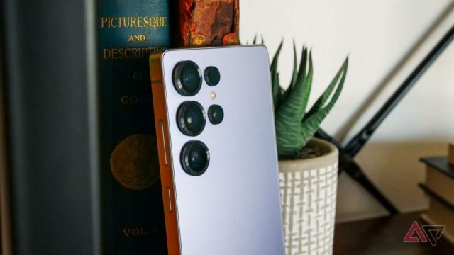 Samsung Galaxy S26 irá ignorar o ousado visual laranja do iPhone 17 Pro
