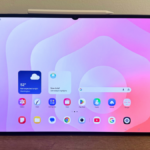 O Samsung Galaxy Tab S11 Ultra em cima da sua caixa sobre uma mesa.