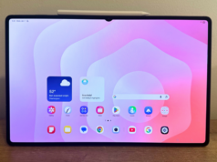 Samsung Galaxy Tab S11 Ultra: superdimensionado e com pouca potência O Samsung Galaxy Tab S11 Ultra em cima da sua caixa sobre uma mesa.