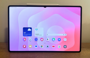 Samsung Galaxy Tab S11 Ultra: superdimensionado e com pouca potência O Samsung Galaxy Tab S11 Ultra em cima da sua caixa sobre uma mesa.