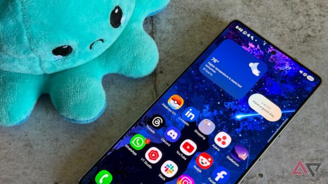 Samsung Galaxy S25 Ultra encostado na grama