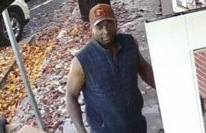 San Jose: Polícia pede denúncias sobre agressão a cliente da Peters’ Bakery A polícia de San Jose está procurando este homem em conexão com um ataque e vandalismo em 17 de dezembro de 2025 na Peters Bakery na Alum Rock Avenue. De acordo com a polícia e funcionários da padaria, o homem inicialmente tentou vender lenços umedecidos na loja, depois começou a danificar os itens internos antes de atacar uma mulher que o seguia. (Departamento de Polícia de São José)