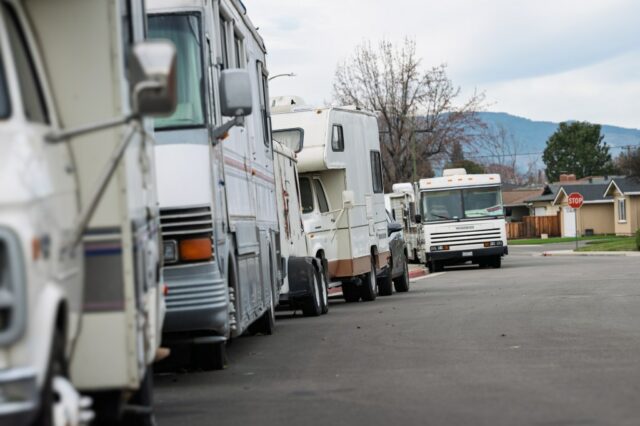 San Jose afirma que seu programa de fiscalização de veículos Moradores próximos a Mona Way reclamaram de problemas crônicos causados por trailers e trailers que ocupam partes de sua rua, que fica na fronteira entre San Jose e Campbell. Um trailer pegou fogo na manhã de 10 de março de 2025. (Cortesia de Charles Adams)
