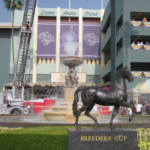 Prédio externo no Parque Santa Anita, com estátua de cavalo do lado de fora.