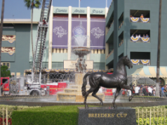 Santa Anita Park processa o Departamento de Justiça da Califórnia por suposta apreensão sem mandado Prédio externo no Parque Santa Anita, com estátua de cavalo do lado de fora.