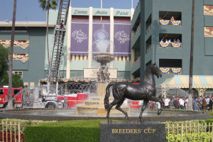 Santa Anita Park processa o Departamento de Justiça da Califórnia Prédio externo no Parque Santa Anita, com estátua de cavalo do lado de fora.