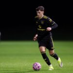 Amir Ibragimov lidera o discurso da equipe do Manchester United Sub-18.