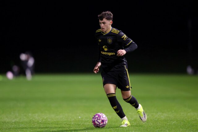 Amir Ibragimov lidera o discurso da equipe do Manchester United Sub-18.