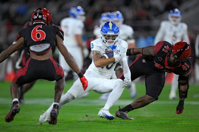 Danny Scudero (10), do San Jose State, pega a bola contra Elijah Palmer (4), do Havaí, durante o segundo quarto no CEFCU Stadium em San Jose, Califórnia, no sábado, 1º de novembro de 2025. (Shae Hammond/Bay Area News Group)