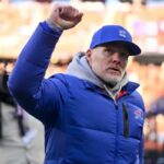 O técnico do Buffalo Bills, Sean McDermott, acenando para os fãs.