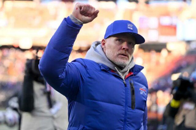 O técnico do Buffalo Bills, Sean McDermott, acenando para os fãs.