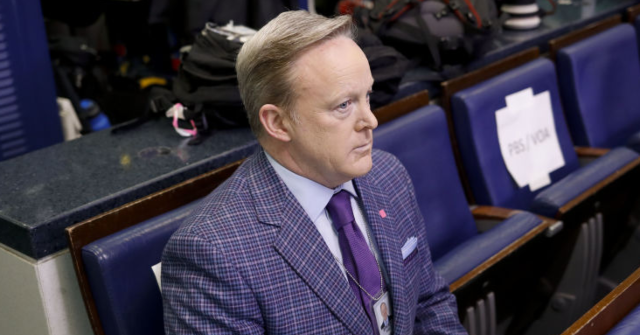Sean Spicer: Politico foi pego filtrando notícias conservadoras em vazamento Sean Spicer: Politico foi pego filtrando notícias conservadoras em vazamento de documento interno