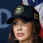 Sec. do DHS. Kristi Noem: Se você ‘colocar o dedo em um de nossos oficiais’, nós o encontraremos e processaremos