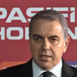 Secretário do Galatasaray condenado enquanto a Turquia amplia investigação sobre apostas ilegais no futebol. Eray Yazgan de terno falando diante de um fundo vermelho com a marca do futebol turco durante uma aparição na mídia.