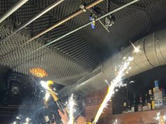 Segundos perdidos antes do inferno na estação de esqui suíça, enquanto jovens filmavam o fogo em vez de fugir: novas imagens mostram chamas se espalhando pelo teto enquanto as autoridades confirmam que faíscas iniciaram o incêndio Imagens mostram o momento antes de um incêndio mortal na véspera de Ano Novo em um bar de uma estação de esqui suíça matar pelo menos 40 pessoas. Uma garçonete foi vista dançando e agitando um brilho aceso sob painéis de espuma à prova de som no teto, que então refletiu luz