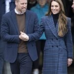 A Princesa de Gales deslumbrou-se com um casaco xadrez personalizado desenhado por um famoso alfaiate Savile Row ao chegar à Escócia para um dia de compromissos conjuntos com o Príncipe William na terça-feira.
