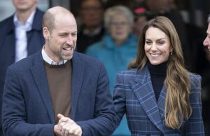 Segure meu casaco, querido! O cavalheiro William cuida do casaco xadrez feito sob medida de Kate, feito pelo alfaiate Saville Row, enquanto a princesa tenta tecer A Princesa de Gales deslumbrou-se com um casaco xadrez personalizado desenhado por um famoso alfaiate Savile Row ao chegar à Escócia para um dia de compromissos conjuntos com o Príncipe William na terça-feira.