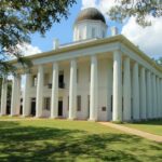 Tribunal da Freguesia Leste Feliciana, edifício branco com grandes colunas e cúpula.