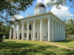 Seis feridos, incluindo uma criança, em tiroteio no desfile do Mardi Gras em Louisiana Tribunal da Freguesia Leste Feliciana, edifício branco com grandes colunas e cúpula.