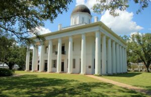 Seis feridos, incluindo uma criança, em tiroteio no desfile do Mardi Gras em Louisiana Tribunal da Freguesia Leste Feliciana, edifício branco com grandes colunas e cúpula.