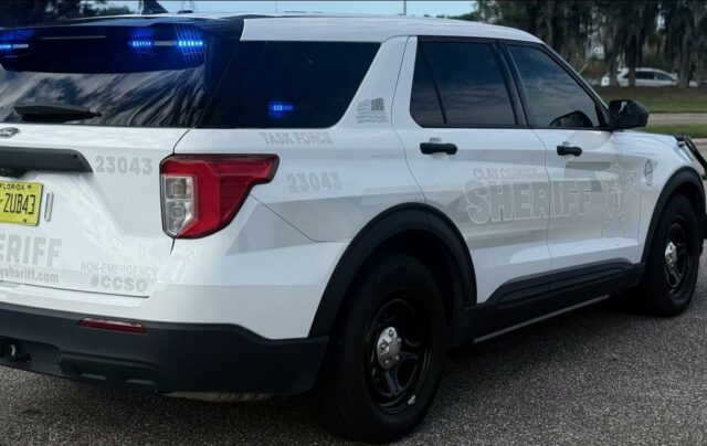 Seis pessoas mortas em tiroteio no Mississippi, suspeito sob custódia: Veículo de patrulha do xerife do condado de White Clay com luzes azuis piscando.