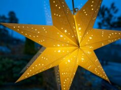 Seis razões pelas quais você não deve confiar em avaliações cinco estrelas para aplicativos ou hardware Seis razões pelas quais você não deve confiar em avaliações cinco estrelas para aplicativos ou hardware | Decoração de estrela dourada em uma janela