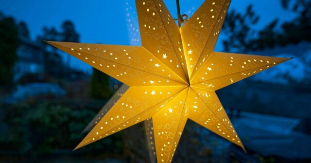 Seis razões pelas quais você não deve confiar em avaliações cinco estrelas para aplicativos ou hardware | Decoração de estrela dourada em uma janela