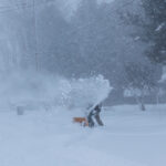 ARQUIVO - Um homem passa por uma área inundada pelos efeitos do furacão Helene perto do rio Swannanoa, 27 de setembro de 2024, em Asheville, NC (AP Photo/Erik Verduzco, Arquivo)