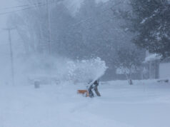 Sem a FEMA, os estados se preparam para uma tempestade de inverno destrutiva ARQUIVO - Um homem passa por uma área inundada pelos efeitos do furacão Helene perto do rio Swannanoa, 27 de setembro de 2024, em Asheville, NC (AP Photo/Erik Verduzco, Arquivo)