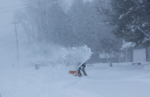 Sem a FEMA, os estados se preparam para uma tempestade de inverno destrutiva ARQUIVO - Um homem passa por uma área inundada pelos efeitos do furacão Helene perto do rio Swannanoa, 27 de setembro de 2024, em Asheville, NC (AP Photo/Erik Verduzco, Arquivo)