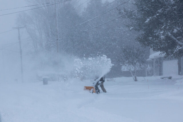 Sem a FEMA, os estados se preparam para uma tempestade ARQUIVO - Um homem passa por uma área inundada pelos efeitos do furacão Helene perto do rio Swannanoa, 27 de setembro de 2024, em Asheville, NC (AP Photo/Erik Verduzco, Arquivo)