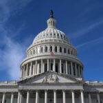 ARQUIVO — O líder da minoria no Senado, Chuck Schumer, DN.Y., espera para falar aos repórteres após uma reunião a portas fechadas com colegas democratas sobre a legislação de gastos que financia o Departamento de Segurança Interna e uma série de outras agências governamentais enquanto o país cambaleia com as mortes de duas pessoas nas mãos de agentes federais em Minneapolis, no Capitólio em Washington, quarta-feira, 28 de janeiro de 2026. (AP Photo/J. Scott Applewhite, Arquivo)