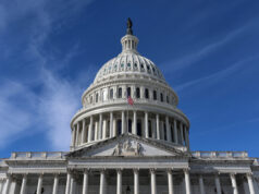 Senado aprova acordo de financiamento do governo apesar da reação do Partido Republicano ARQUIVO — O líder da minoria no Senado, Chuck Schumer, DN.Y., espera para falar aos repórteres após uma reunião a portas fechadas com colegas democratas sobre a legislação de gastos que financia o Departamento de Segurança Interna e uma série de outras agências governamentais enquanto o país cambaleia com as mortes de duas pessoas nas mãos de agentes federais em Minneapolis, no Capitólio em Washington, quarta-feira, 28 de janeiro de 2026. (AP Photo/J. Scott Applewhite, Arquivo)