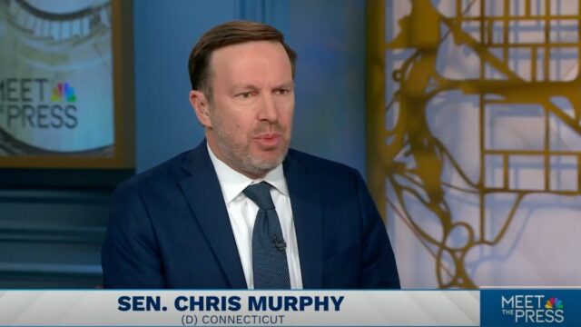 Senador Chris Murphy acusa Trump de 'roubar' do povo americano no segundo mandato: 'Extremamente corrupto' | Vídeo
