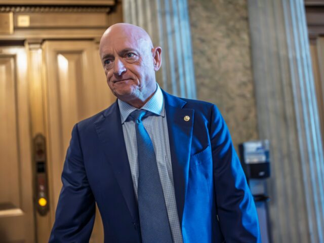 Senador Mark Kelly processa Departamento de Defesa dos EUA por ‘retribuição punitiva’
