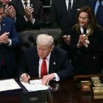 O relógio de mesa Rolex, presenteado por empresários suíços, pode ser visto na mesa Resolute do Salão Oval em meados de novembro (AFP via Getty Images)