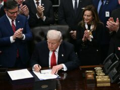 Senador exige respostas depois que Trump aceitou Rolex e barra de ouro antes de reduzir tarifas sobre a Suíça O relógio de mesa Rolex, presenteado por empresários suíços, pode ser visto na mesa Resolute do Salão Oval em meados de novembro (AFP via Getty Images)