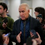 Senador republicano transfere insulto de Trump a Kristi Noem e Stephen Miller