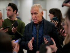 Senador republicano transfere insulto de Trump a Kristi Noem e Stephen Miller Senador republicano transfere insulto de Trump a Kristi Noem e Stephen Miller