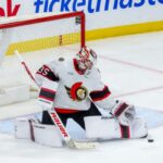 O goleiro Linus Ullmark nº 35 do Ottawa Senators faz uma defesa durante o terceiro período contra o Winnipeg Jets no Canada Life Centre em 15 de dezembro de 2025 em Winnipeg, Manitoba, Canadá.