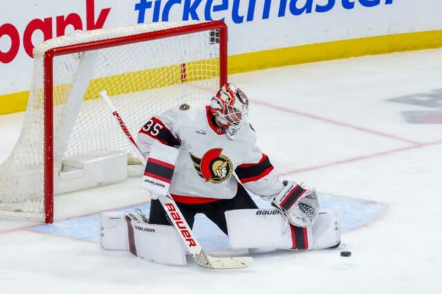 O goleiro Linus Ullmark nº 35 do Ottawa Senators faz uma defesa durante o terceiro período contra o Winnipeg Jets no Canada Life Centre em 15 de dezembro de 2025 em Winnipeg, Manitoba, Canadá.