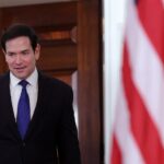 FOTOS AFP DO ANO 2025 O secretário de Estado dos EUA, Marco Rubio, sussurra no ouvido do presidente Donald Trump durante uma mesa redonda sobre Antifa na sala de jantar estatal da Casa Branca em Washington, DC, em 8 de outubro de 2025. (Foto de Jim WATSON / AFP) / NÃO UTILIZAR APÓS 31 DE JANEIRO DE 2026 23:00:00 GMT - FOTOS AFP DO ANO 2025