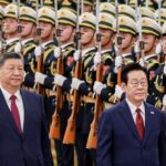 O presidente sul-coreano Lee Jae Myung e sua esposa Kim Hye-kyung chegam à base aérea de Seul enquanto partem para Pequim, em Seongnam, Coreia do Sul