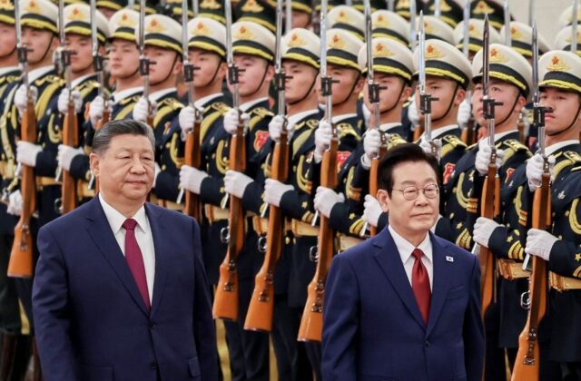 O presidente sul-coreano Lee Jae Myung e sua esposa Kim Hye-kyung chegam à base aérea de Seul enquanto partem para Pequim, em Seongnam, Coreia do Sul