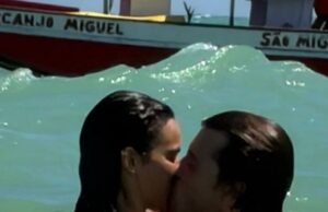 Shawn Mendes faz malas no PDA com a atriz Bruna Marquezine em Ocean Shawn Mendes beijando Bruna no oceano Instagram - @du_vital