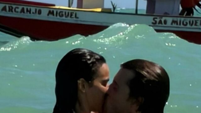 Shawn Mendes beijando Bruna no oceano Instagram - @du_vital 