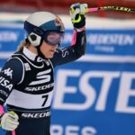 Mikaela Shiffrin, dos Estados Unidos, comemora a vitória no esqui alpino, slalom feminino da Copa do Mundo, em Spindleruv Mlyn, República Tcheca, domingo, 25 de janeiro de 2026. (AP Photo/Giovanni Auletta)