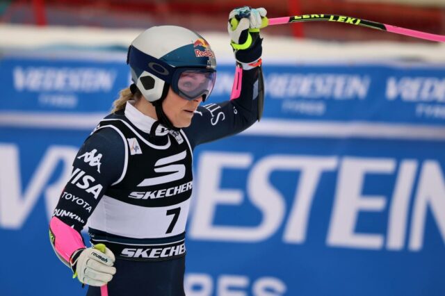 Mikaela Shiffrin, dos Estados Unidos, comemora a vitória no esqui alpino, slalom feminino da Copa do Mundo, em Spindleruv Mlyn, República Tcheca, domingo, 25 de janeiro de 2026. (AP Photo/Giovanni Auletta)