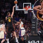 O pivô do Atlanta Hawks, Kristaps Porzingis #8, chuta sobre o atacante do New York Knicks, Guerschon Yabusele #28.